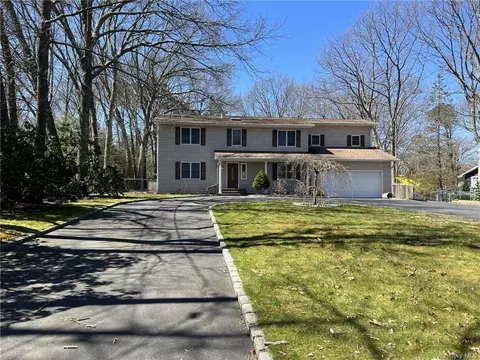 6 Fairoaks Ln, Smithtown, NY 11787