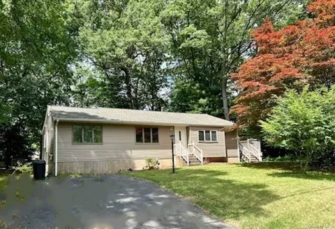 27 Deerfield Dr, Clarkstown, NY 10956