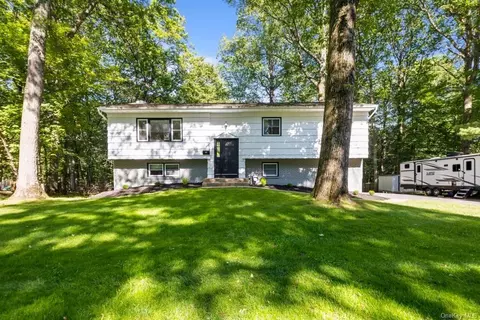 49 Fawn Hill Dr, Ramapo, NY 10952