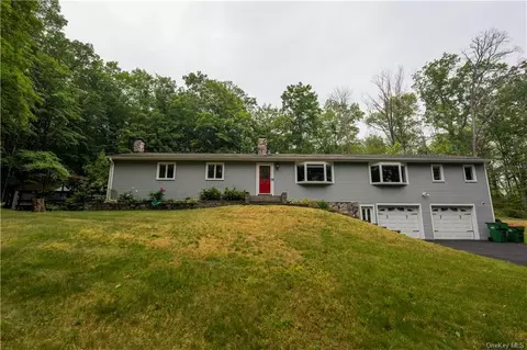 28 Mill Ln, Pleasant Valley, NY 12569