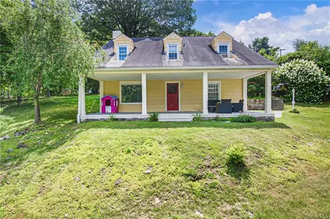 54 Lakeview Dr, Mahopac, NY 10541