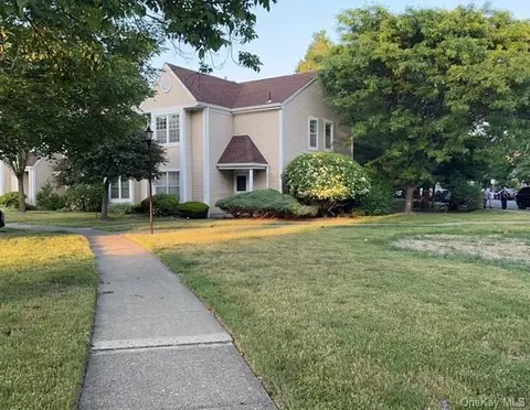 2 Creekside Cir, Ramapo, NY 10977