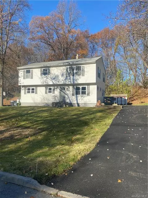21 Birchwood Dr, Woodbury Town, NY 10930
