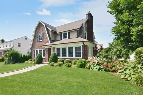 8 New Haven St, Harrison, NY 10528