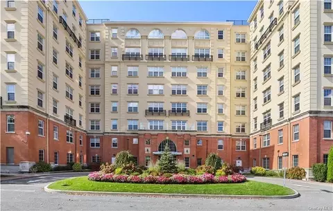 10 Byron Pl #219, Larchmont, NY 10538