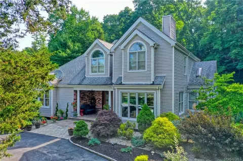 37 Coachlight Dr, Poughkeepsie, NY 12603