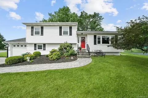 32 Hampshire Dr, Washingtonville, NY 10992