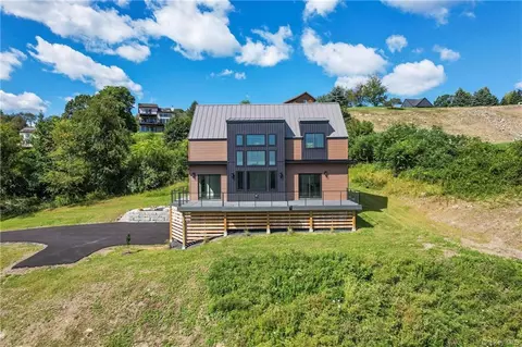 9 River Vista Dr, Marlboro, NY 12542