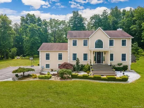 20 Leafhaven Ct, Wallkill, NY 10941