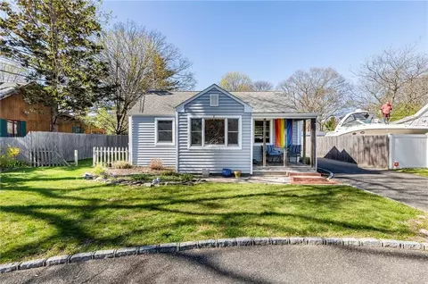 31 Grove St, Sayville, NY 11782