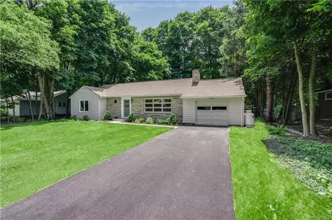 4 Hogan Dr, Poughkeepsie, NY 12603