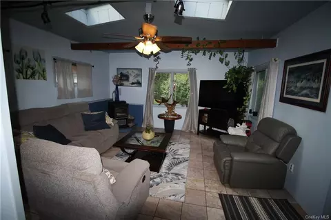 108 Longfellow Dr, Kent, NY 10512