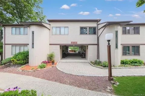 422 Country Club Ln, Pomona, NY 10970