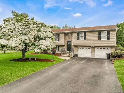 22 Creamery Dr, New Windsor, NY 12553