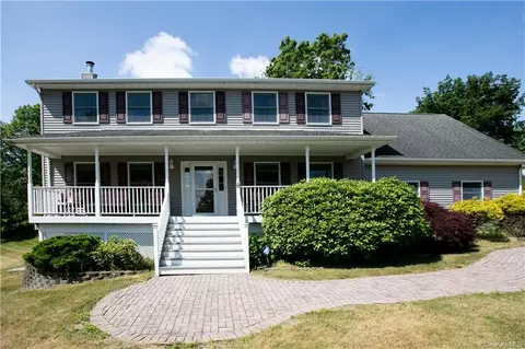 8 Charles Dr, Marlboro, NY 12542