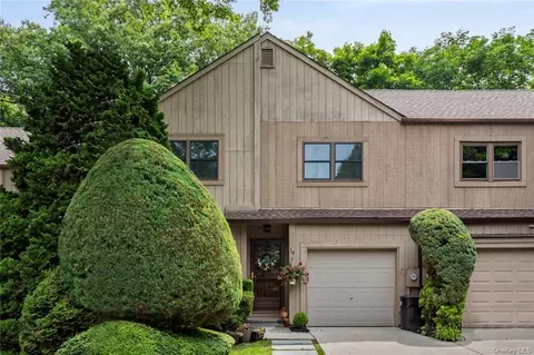 14 High Oaks Ct, Huntington, NY 11743