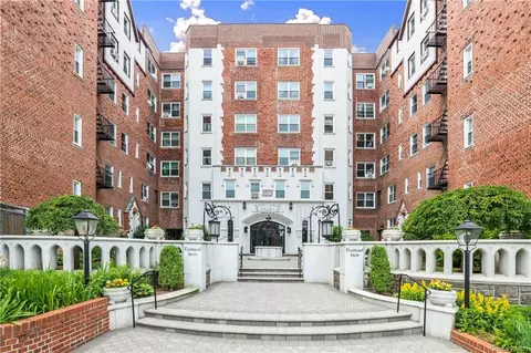 60 W Broad St #5D, Mount Vernon, NY 10552