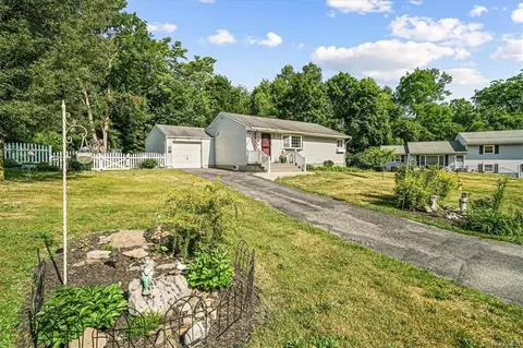 31 Ellison Dr, New Windsor, NY 12553