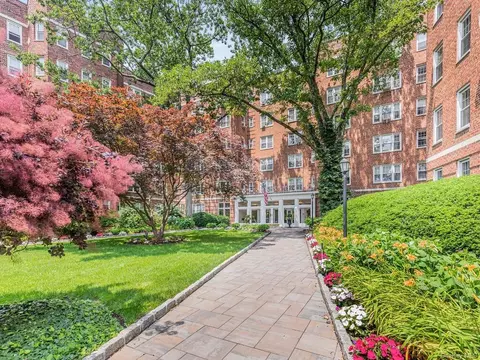 949 Palmer Rd #3L, Bronxville, NY 10708