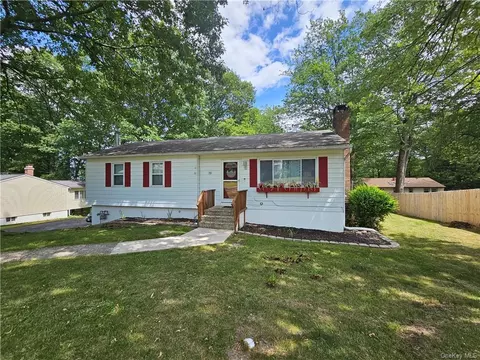 19 Park Circle Dr, Wallkill, NY 10940