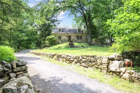 498 Chappaqua Rd, Mount Pleasant, NY 10510