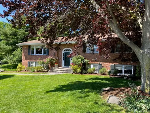 25 Dogwood Ln, Greenburgh, NY 10533