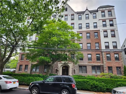 100 Parkway Rd #1D, Bronxville, NY 10708