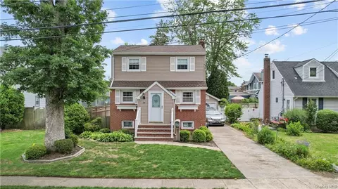 662 Bermuda Rd, West Babylon, NY 11704
