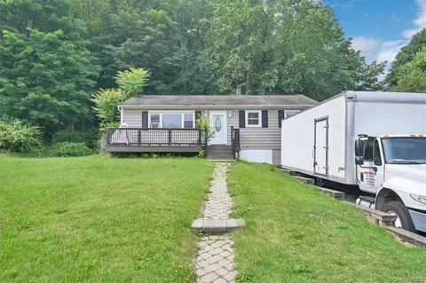 2 Alamo Ct, Monroe, NY 10950