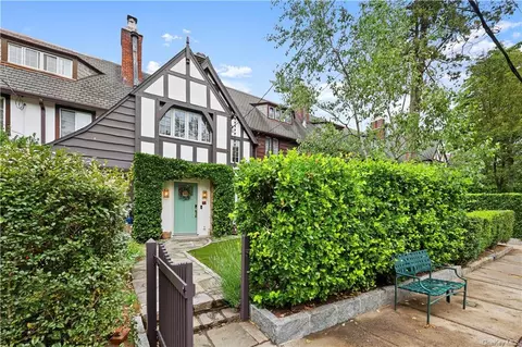 93 Kensington Rd, Bronxville, NY 10708