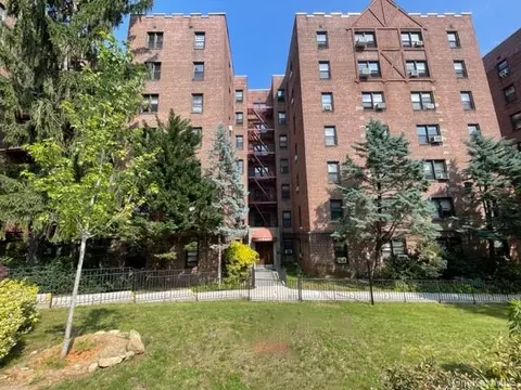 142 Garth Rd #2D, Scarsdale, NY 10583