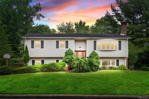 6 Jockey Ln, Clarkstown, NY 10956