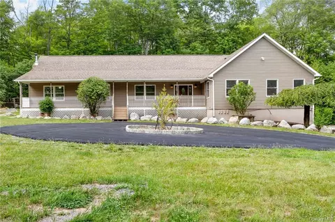 13 Laurel Park Rd, Shawangunk, NY 12566