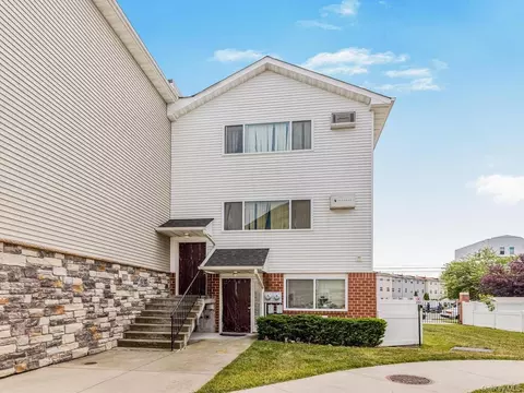 125 Horizon Ct, Bronx, NY 10473