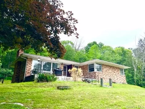 12 Hickory Ln, Highland, NY 12719