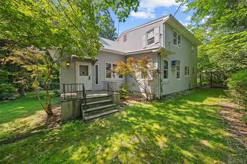 16 Lakeside Ln, Yorktown Heights, NY 10598