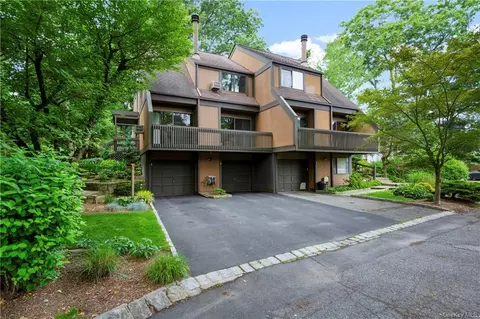 8 Deerfoot Ln, Greenburgh, NY 10522