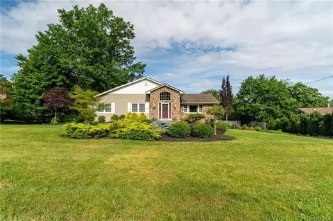 618 Russet Rd, Clarkstown, NY 10989