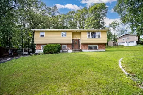 17 Woodland Cir, Hyde Park, NY 12538