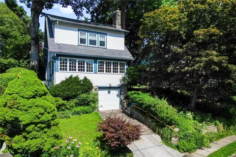 87 Valley Rd, Larchmont, NY 10538