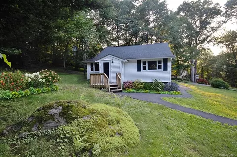 49 Pine Trl, Kent, NY 10512