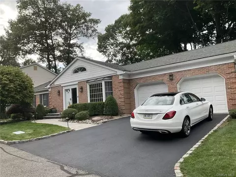 28 Washington Cir, Clarkstown, NY 10956