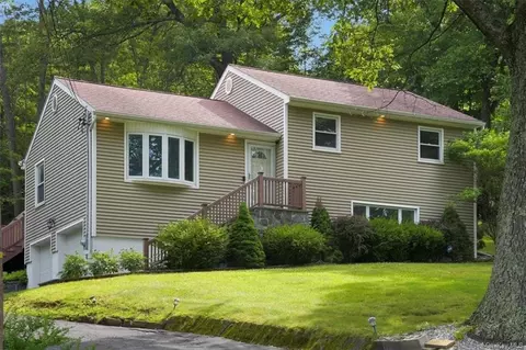3905 Eleanor Dr, Yorktown, NY 10547