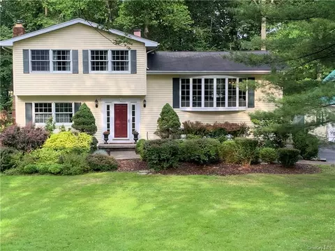 5 Mockingbird Ln, Washingtonville, NY 10992