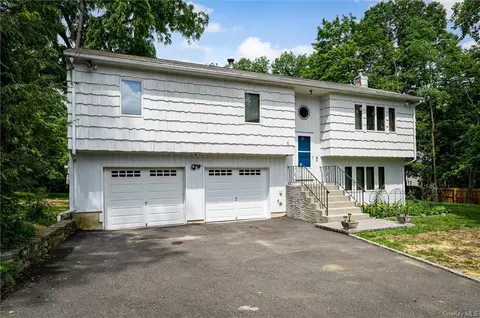 55 Red Oak Ln, New Castle, NY 10549