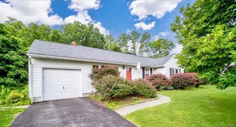 10 Gale Dr, Poughkeepsie, NY 12603