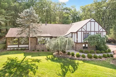 4 Tomkins Ridge Rd, Tomkins Cove, NY 10986