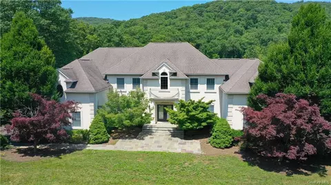 9 Beaver Pond Ct, Stony Point, NY 10980