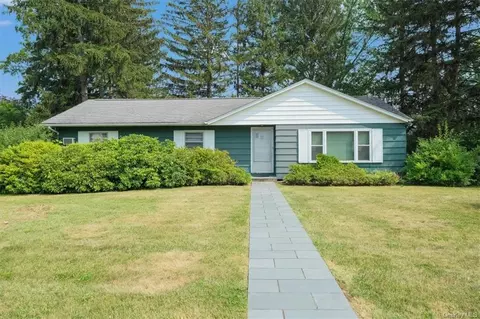 30 Valewood Dr, New Windsor, NY 12553
