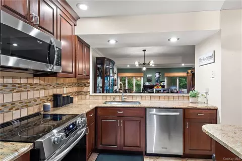 47 Maple Hill Dr, Mahopac, NY 10541